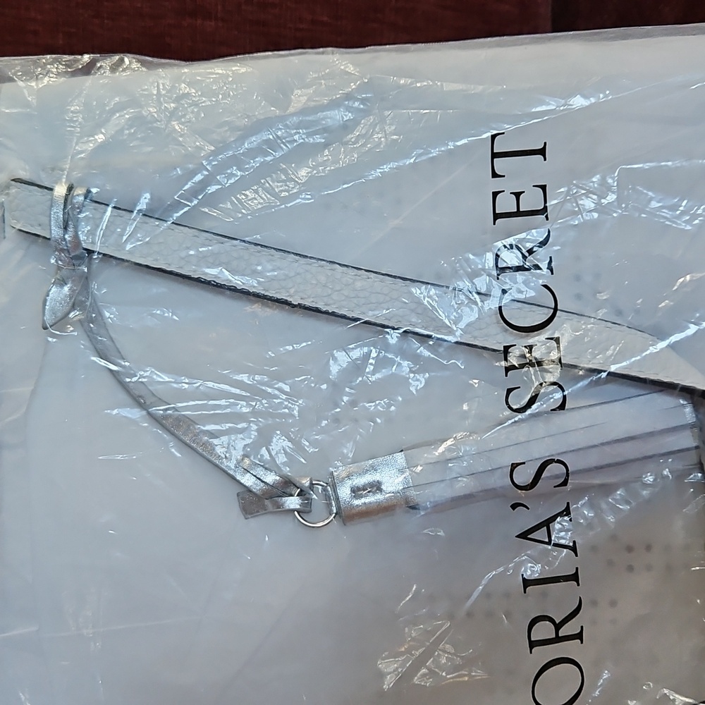 Victoria's Secret Laser Cut Large Logo Tote Bag Faux Leather Open Top White NWT - Picture 7 of 13